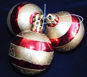 Набор шаров новогодний цветной с золотым рисунком и полосками 3 шт, 6 см, 3 цвета, связка, блестящие