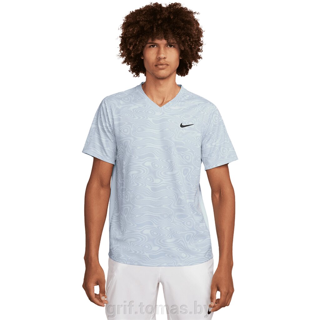 Футболка теннисная мужская Nike Court Dri-FIT Victory Printed Tee (голубой) (арт. FD5392-474) от компании Интернет-магазин товаров для спорта и туризма ГРИФ-СПОРТ - фото 1