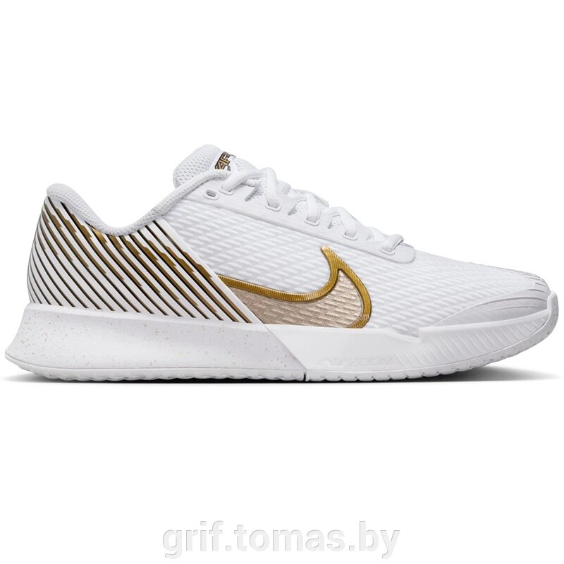 Кроссовки теннисные мужские Nike Zoom Vapor Pro 2 Wimbledon HC (белый/золотой)  (арт. HF3632-100) от компании Интернет-магазин товаров для спорта и туризма ГРИФ-СПОРТ - фото 1