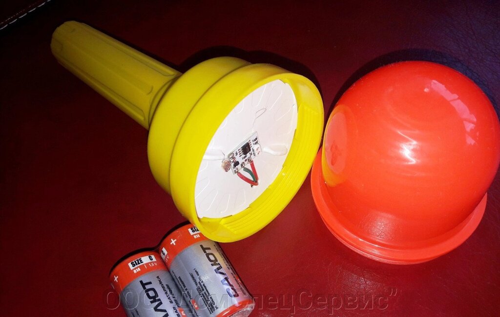 Фонарь сигнальный ФС-4.1 А (пластмассовый, с длинной ручкой, три режима работы, в комплекте с батарейками) (Оранжевый) от компании ООО "ДомСпецСервис" - фото 1
