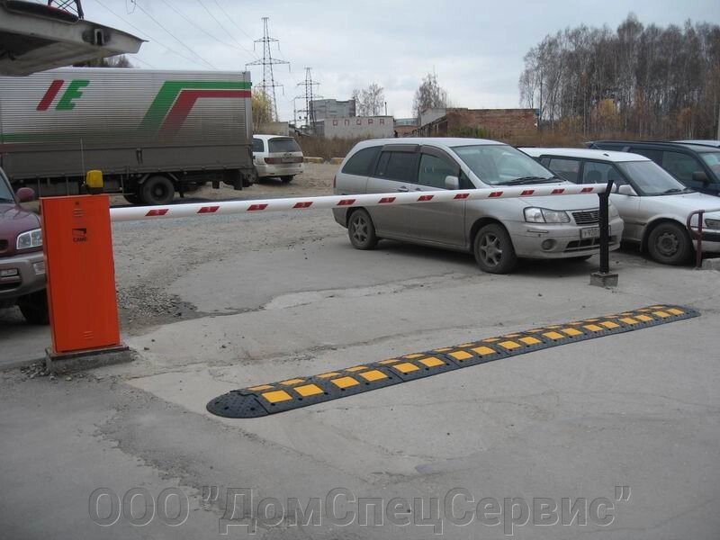 Место для парковки. Искусственная неровность. Парковочное место. Можно ли парковаться на лежачем полицейском. Парковочное место.