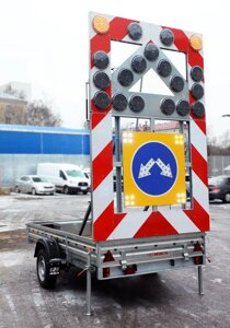 Сигнальный прицеп прикрытия одноосный 1 знак. Мобильный дорожный прицеп прикрытия с импульсными стрелками и лампами