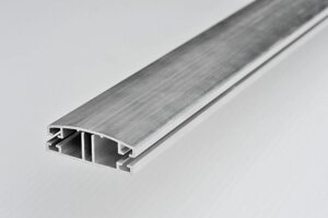 Алюминиевый соединительный профиль, состоящий из двух частей - крышки и базы.