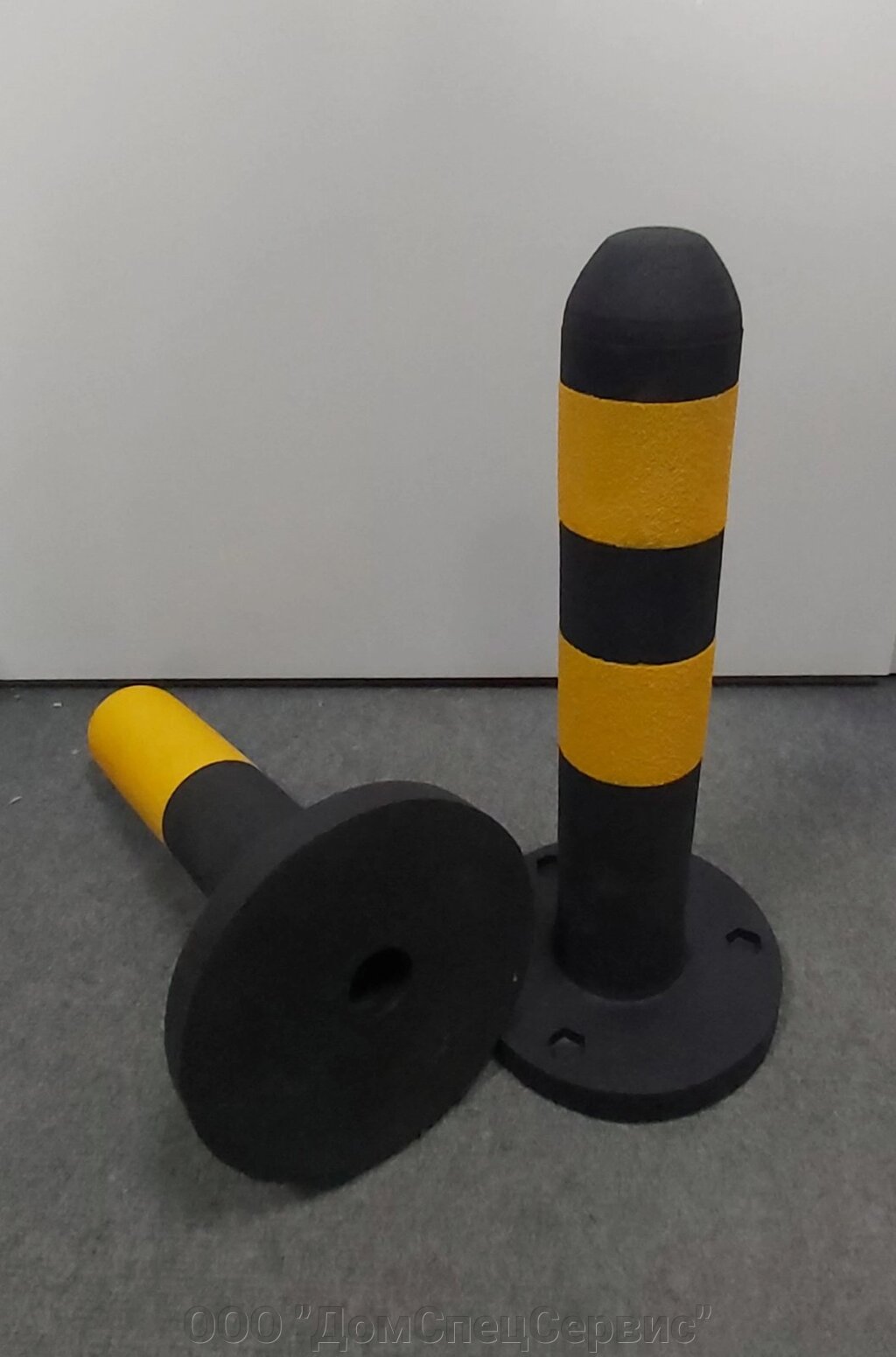 Столбик парковочный разделительный гибкий резиновый 750 мм, желтые полосы (черный) от компании ООО "ДомСпецСервис" - фото 1