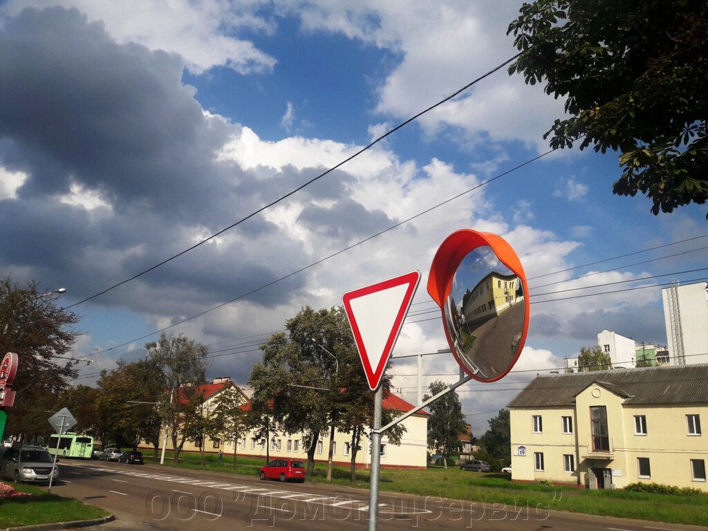 Зеркало уличное с козырьком 1000 мм с кронштейном для трубы от компании ООО "ДомСпецСервис" - фото 1
