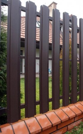 Забор из металлического штакетника (евроштакетника) от компании ООО "Наш дах" - фото 1
