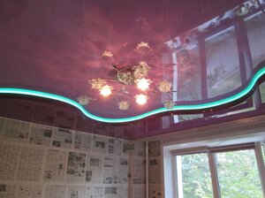 Двухуровневый натяжной потолок с LED-подсветкой