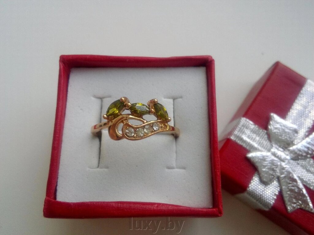 Кольцо с зелеными камнями, позолота от компании Интернет магазин «Люкси» - фото 1