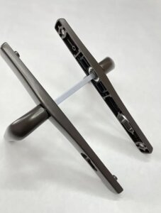 Ручка для замка в калитку Евро-25 нажимная межосевое расстояние 85 мм. цвет-серо-коричневый