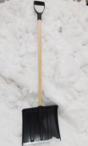 Лопата снеговая пластмассовая 380*365 мм с металлической планкой и деревянным черенком СНЕЖОК