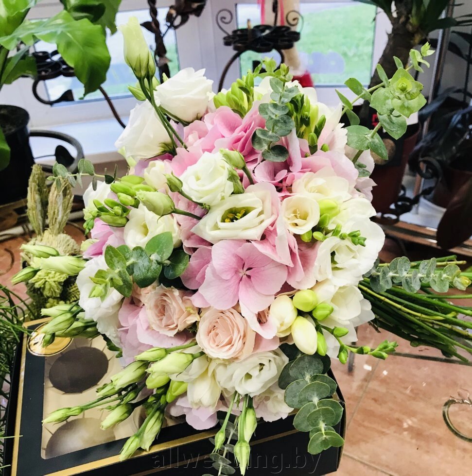 Свадебный букет 10 от компании Салон цветов и свадебных аксессуаров «Allwedding» в г. Сморгонь - фото 1