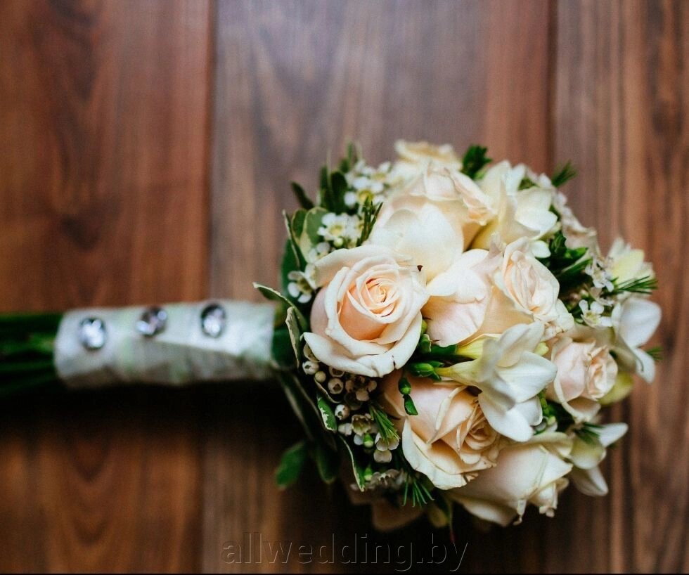Свадебный букет #2 от компании Салон цветов и свадебных аксессуаров «Allwedding» в г. Сморгонь - фото 1