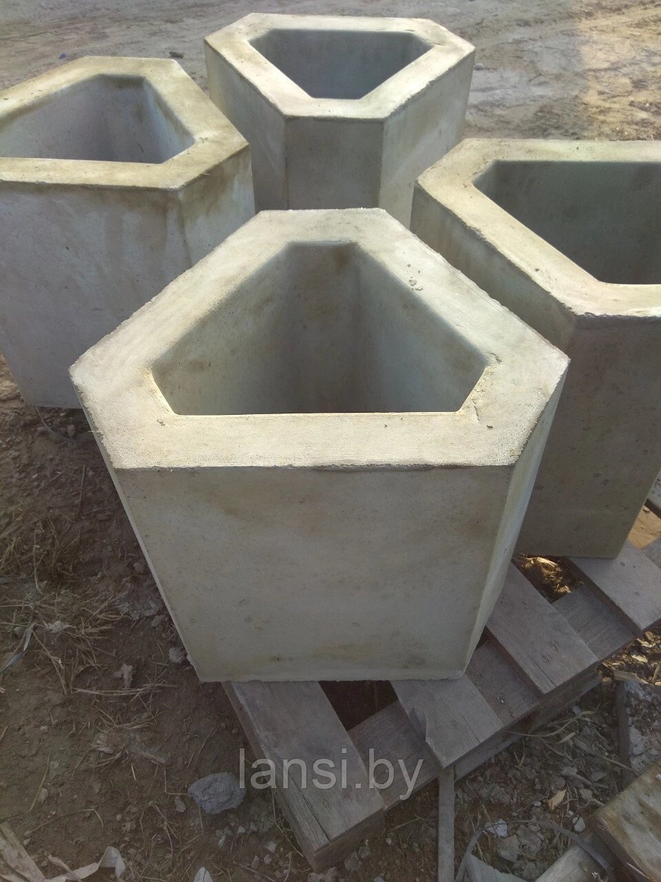 Цветочница бетонная "Треугольник"  430х430х490 мм. от компании ООО «Ланси» - фото 1