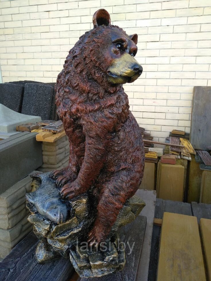 Скульптура Медведь с рыбой. - описание