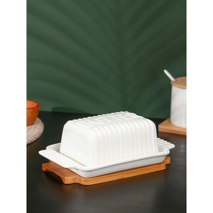 Маслёнка фарфоровая на деревянной подставке BellaTenero, 20,5128 см, цвет белый от компании Интернет-гипермаркет «MALL24» - фото 1