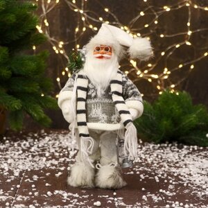 Дед Мороз "В полосатом шарфе и с фонариком" 30 см, серо-белый
