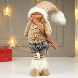 Кукла интерьерная "Мальчик в бежевой меховой куртке, с лыжами в руке" 47х12х15