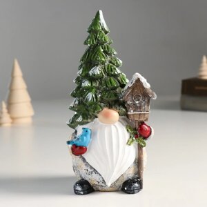 Сувенир полистоун "Дед Мороз в колпаке-ёлке, со скворечником и птичкой" 9х8х19,5 см