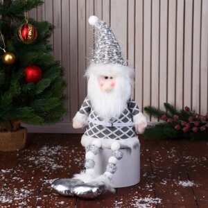 Мягкая игрушка "Дед Мороз в костюме с ремешком, ножки-бусинки" 15х39 см, серый