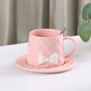 Чайная пара керамическая с ложкой "Бантик", 2 предмета: кружка 350 мл, блюдце d=15 см, цвет розовый
