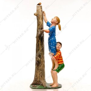 Фигура мальчик и девочка у дерева U08831