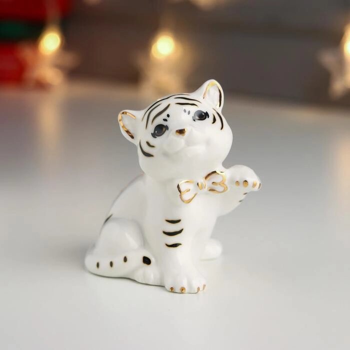 Сувенир керамика "Белый тигрёнок с бабочкой" с золотом 8,2х7,5х6 см от компании Интернет-гипермаркет «MALL24» - фото 1