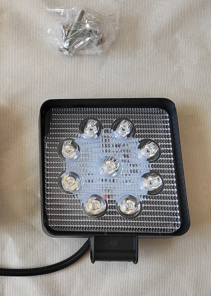 Фонарь рабочего света 105мм х 105мм ( 9 LED) квадратный 10-30V, 24-27W фара прожектор с болтом, задний ход светодиодный - описание