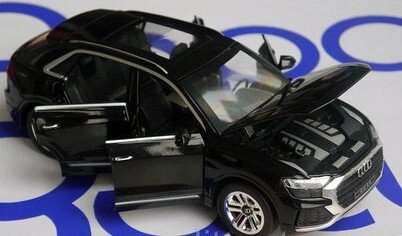Ауди Ку-8 Audi Q8 черная и белая открываются двери капот багажник, звук, фары 16,5см. от компании Интернет магазин детских игрушек Ny-pogodi. by - фото 1