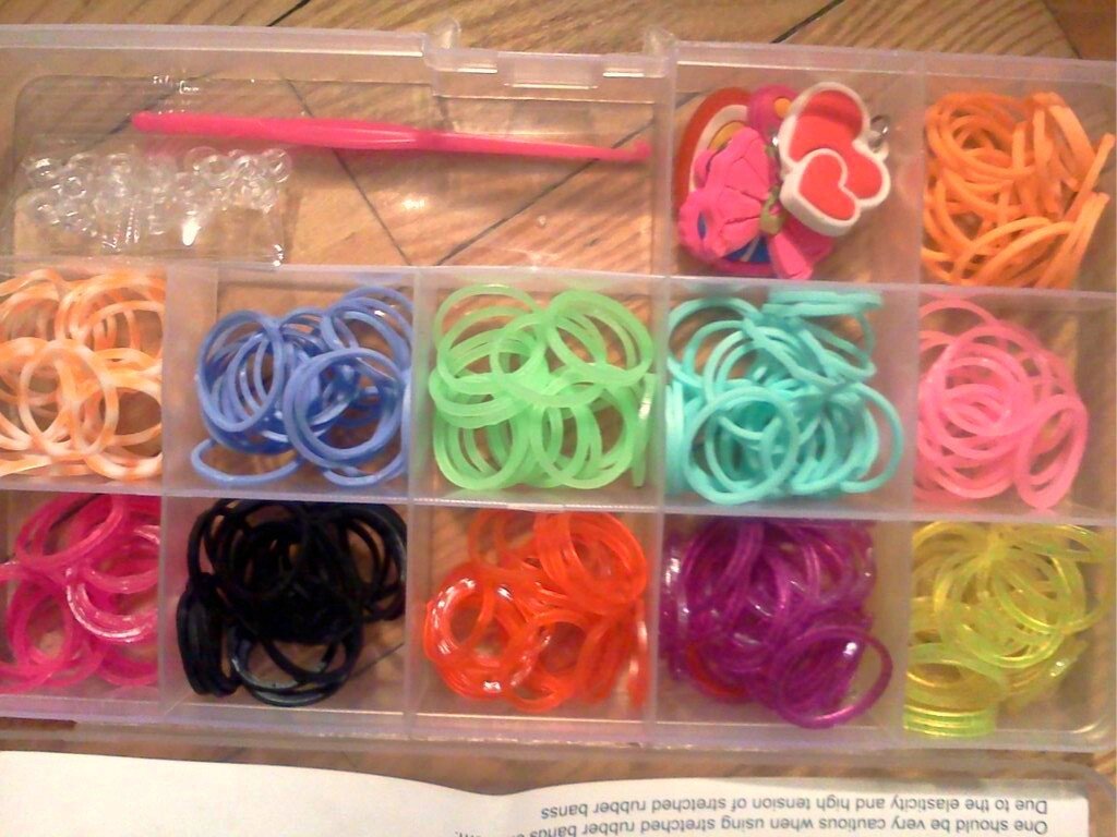 Детский набор Rainbow Loom 600 шт резинки для плетения браслетов   в футляре от компании Интернет магазин детских игрушек Ny-pogodi. by - фото 1