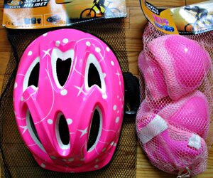 Детский розовый защитный шлем и защита