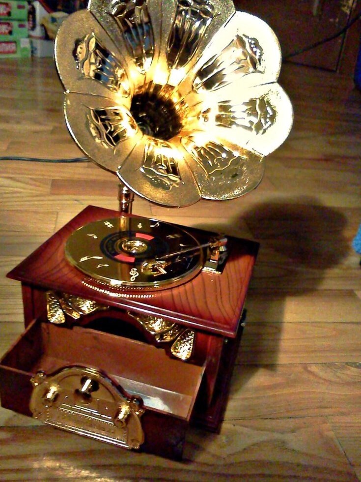 Музыкальная шкатулка граммофон 15*15 см с выдвижным ящиком - описание