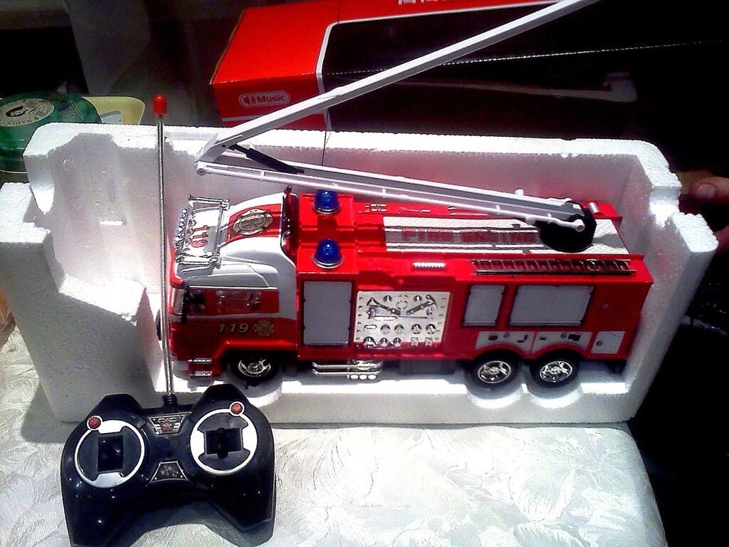 Пожарная машина на р/у на аккумуляторах сирена+ сигналка на аккумуляторе от компании Интернет магазин детских игрушек Ny-pogodi. by - фото 1
