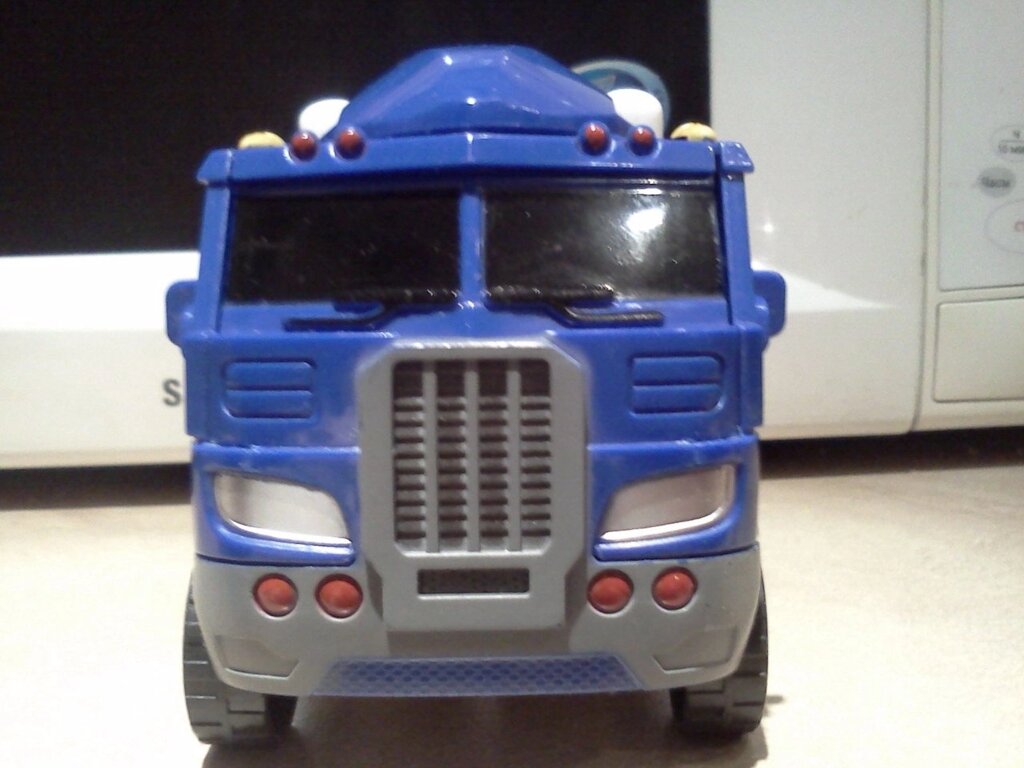Робот трансформер грузовик тягач со светом и звуком от компании Интернет магазин детских игрушек Ny-pogodi. by - фото 1
