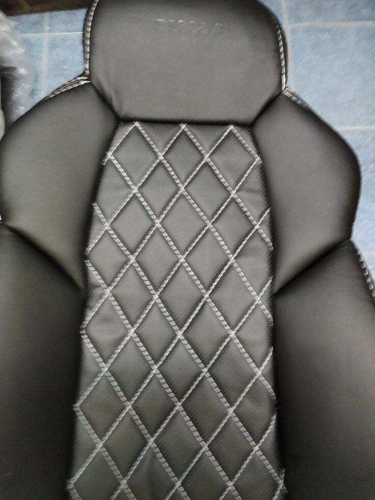 Чехлы на сидения Dinas Drive черные, РОМБ, белая нить от компании ООО «ПЛАРК ТРЭЙД» - фото 1
