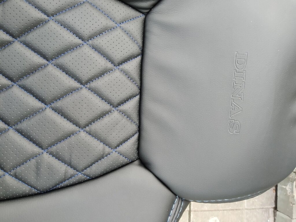 Чехлы на сидения Dinas Drive черные, РОМБ, синяя нить от компании ООО «ПЛАРК ТРЭЙД» - фото 1