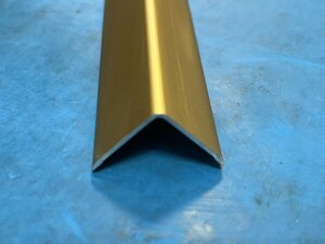 Уголок алюминиевый 10х10х1,2 (2,7 м), цвет золото глянец