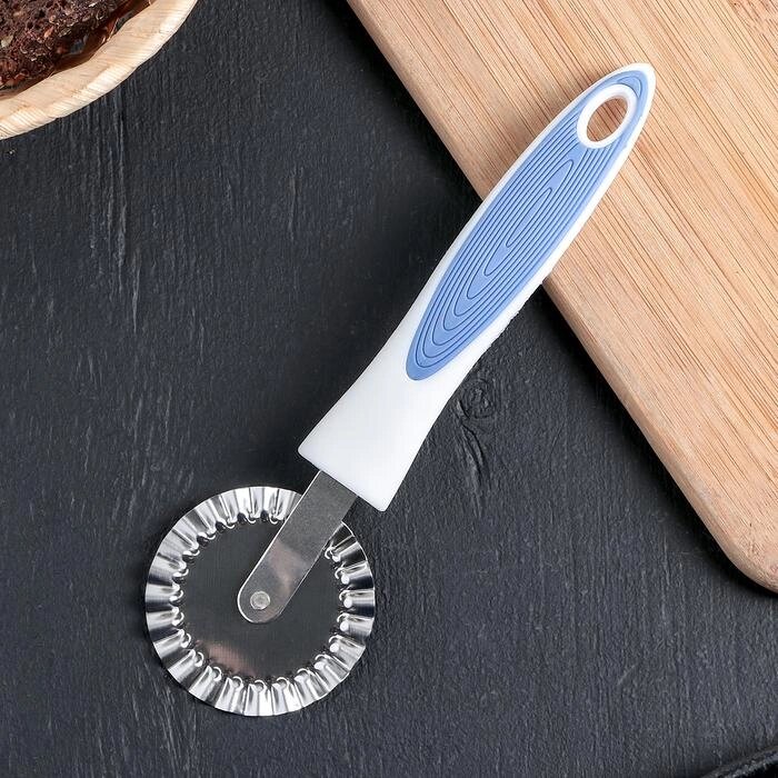 Нож-диск волнистый 18см для пиццы и теста, ручка soft touch Доляна Style 853797 от компании ООО «ТВК Ритейл» - фото 1