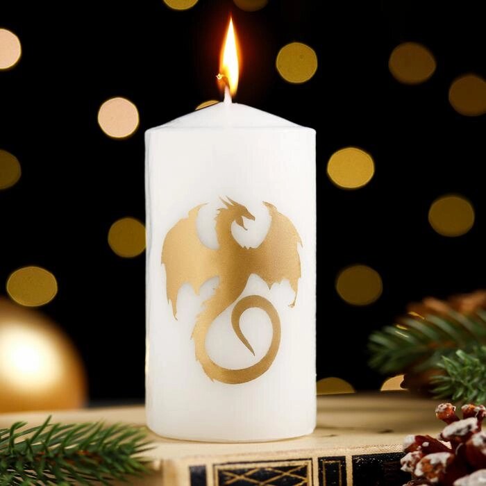Свеча новогодняя "Символ года 2024", (d)5х (h)10см, цилиндр, белая с золотым драконом  СимаГлобал  9668607 от компании ООО «ТВК Ритейл» - фото 1
