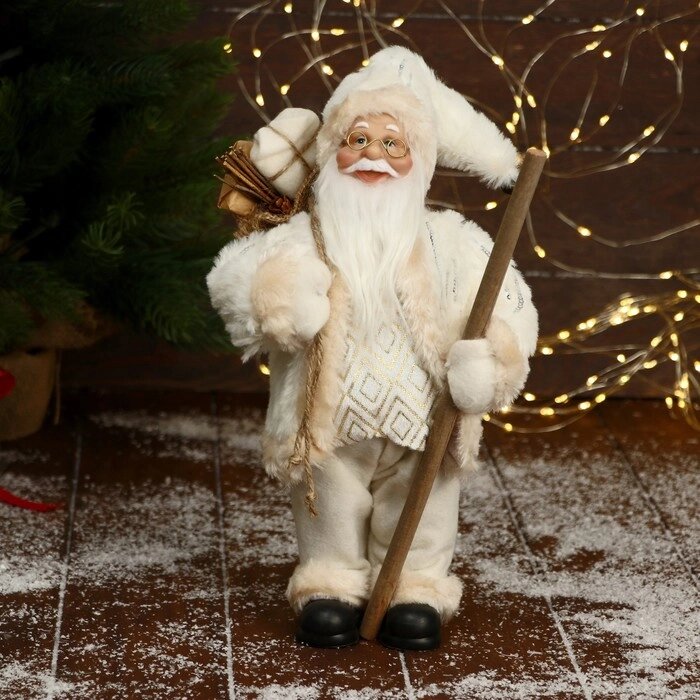 Дед Мороз "В белой шубе, кофте ромбик, с посохом и подарками" 16х30 см от компании Интернет-гипермаркет «MOLL» - фото 1
