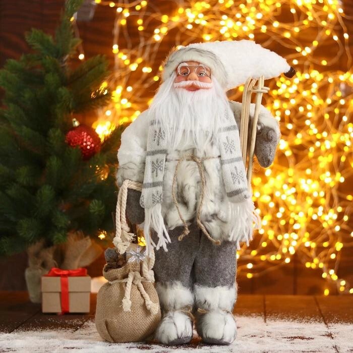 Дед Мороз "В белой шубке с лыжами" 23х45 см от компании Интернет-гипермаркет «MOLL» - фото 1