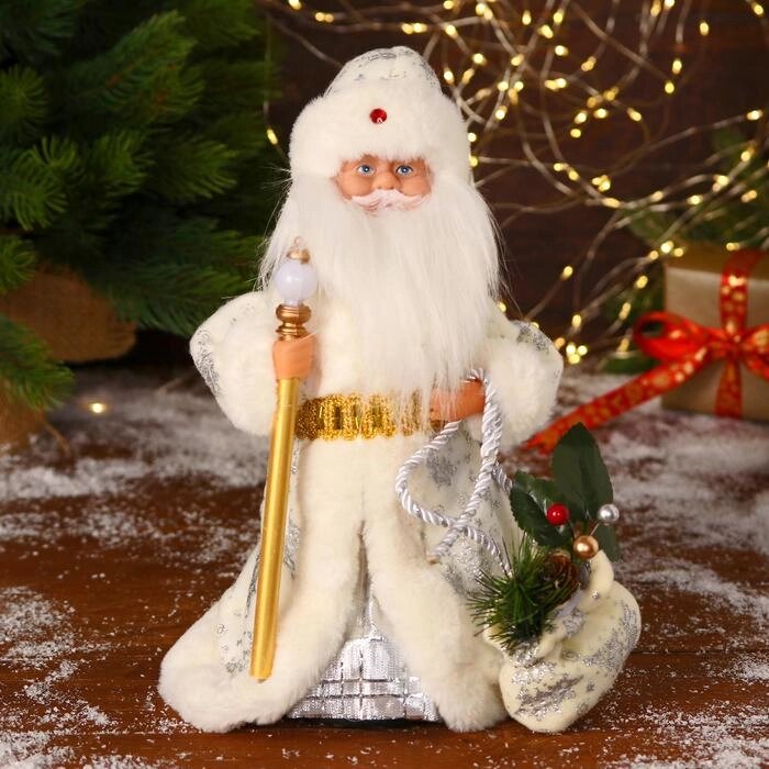 Дед Мороз "В белой шубке, с посохом и мешком" двигается, 12х28 см от компании Интернет-гипермаркет «MOLL» - фото 1