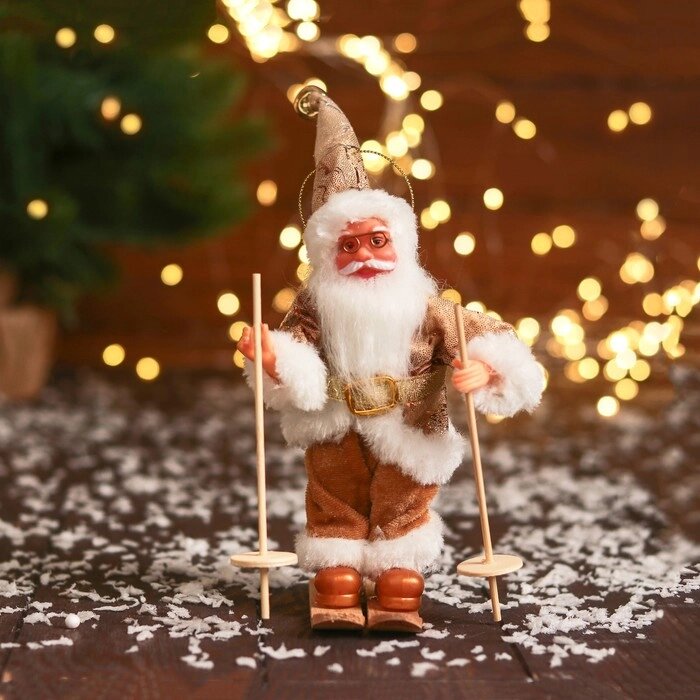 Дед Мороз "В блестящем костюмчике, на лыжах" 16 см, золотисто-белый от компании Интернет-гипермаркет «MOLL» - фото 1