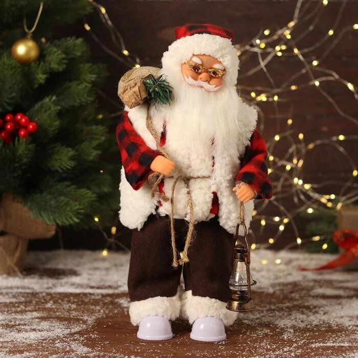 Дед Мороз "В клетчатом тулупе, с фонариком" двигается, ботинки светятся, 17х35 см от компании Интернет-гипермаркет «MOLL» - фото 1