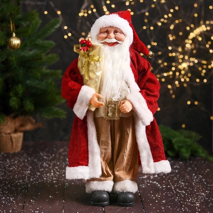 Дед Мороз "В колпачке, подарком и ягодами" 46 см, красный от компании Интернет-гипермаркет «MOLL» - фото 1