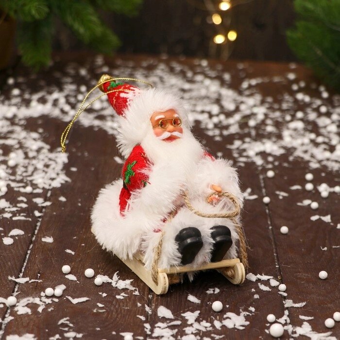 Дед Мороз "В костюмчике с узорами и мехом, на санях" 13 см, красно-белый от компании Интернет-гипермаркет «MOLL» - фото 1