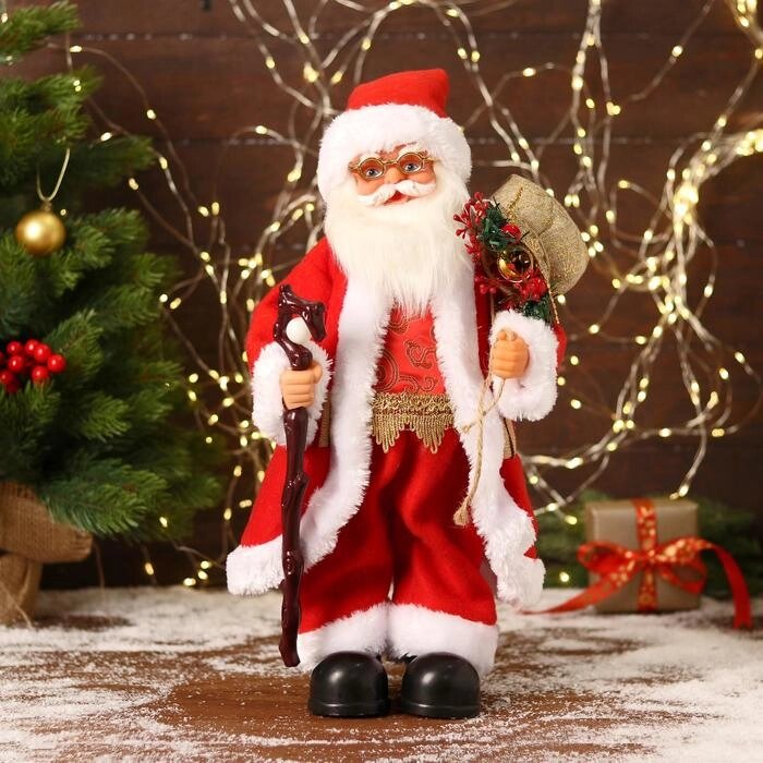 Дед Мороз "В красном костюмчике с орнаментом, с посохом" двигается, 20х40 см от компании Интернет-гипермаркет «MOLL» - фото 1
