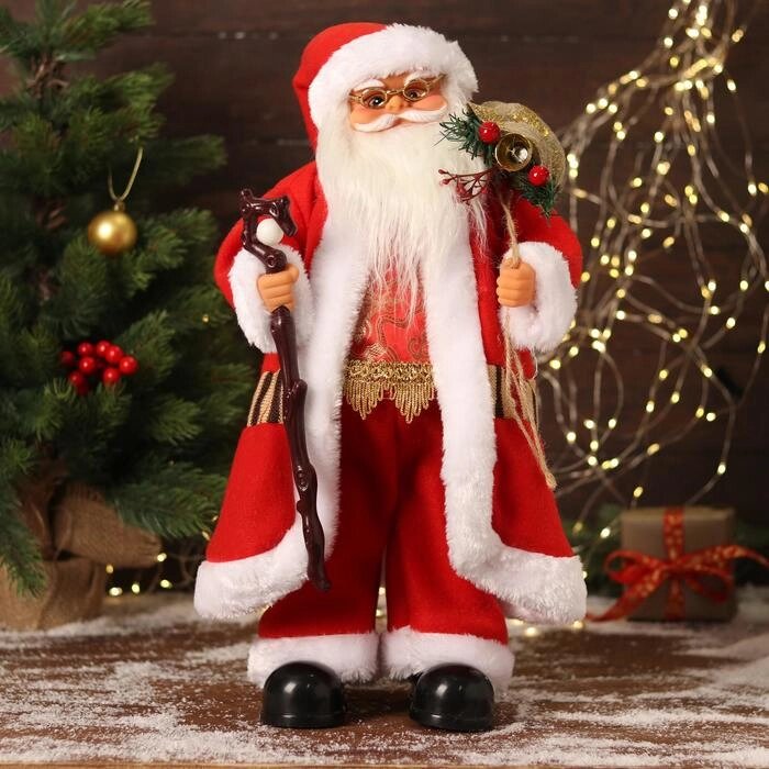 Дед Мороз "В красном костюмчике с орнаментом, с посохом" двигается, 20х50 см от компании Интернет-гипермаркет «MOLL» - фото 1
