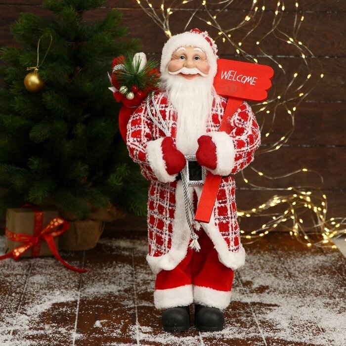 Дед Мороз "В красной клетчатой шубе, с табличкой и подарками" 25х45 см от компании Интернет-гипермаркет «MOLL» - фото 1