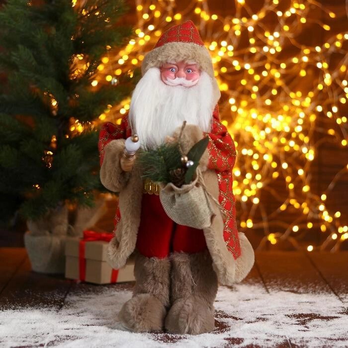 Дед Мороз "В красной шубке в клетку с подарками" 20х40 см от компании Интернет-гипермаркет «MOLL» - фото 1