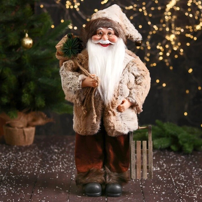 Дед Мороз "В меховом колпачке, подарками и санками" 47 см, коричневый от компании Интернет-гипермаркет «MOLL» - фото 1